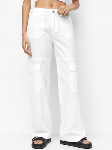 Pull&Bear Regular Cargo Pants in White: front