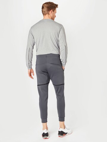 Tapered Pantaloni sportivi di OAKLEY in grigio