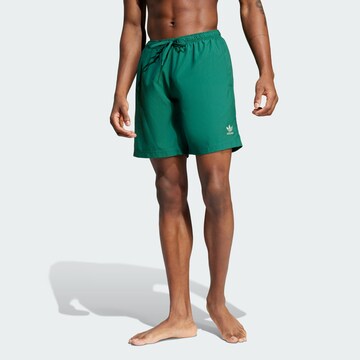 žalia ADIDAS ORIGINALS Maudymosi trumpikės 'Adicolor': priekis