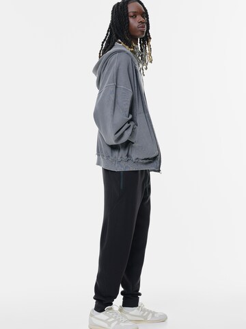 Tapered Pantaloni di Pull&Bear in nero