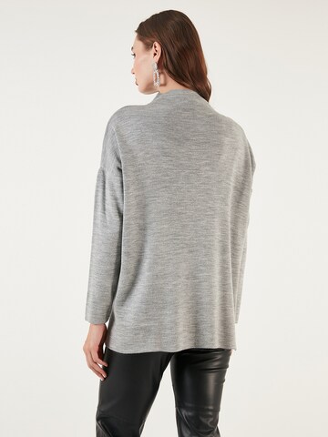 Pullover di LELA in grigio