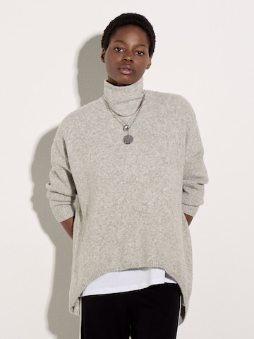 Pull-over ' Rollkragen-Cape ' Apricot en gris : devant