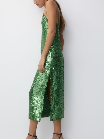 Rochie de la Pull&Bear pe verde