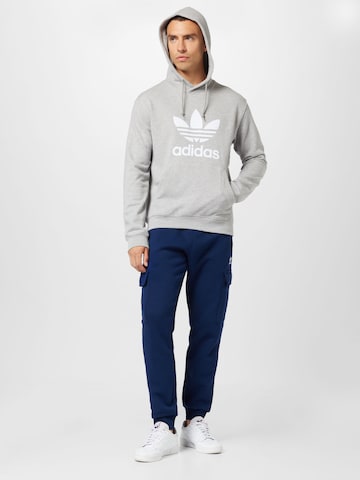 mėlyna ADIDAS ORIGINALS Siaurėjantis Laisvo stiliaus kelnės 'Trefoil Essentials '