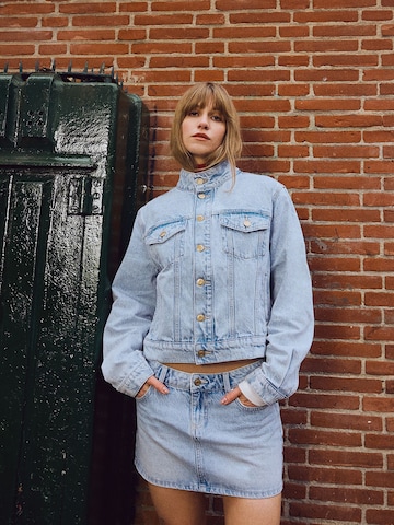 Bershka Prehodna jakna | modra barva: sprednja stran