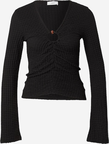 Tricou de la Sarah Engels x About You pe negru: față