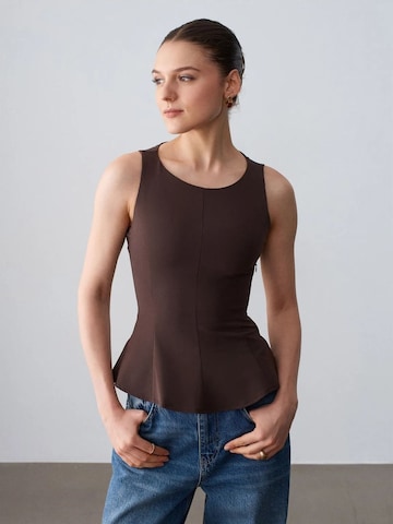 Dilvin Top in Brown: front