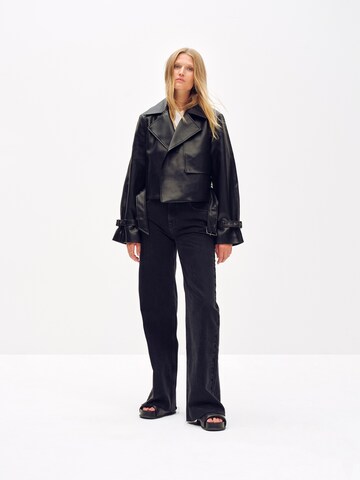 Veste mi-saison 'Leyla' ABOUT YOU x Toni Garrn en noir