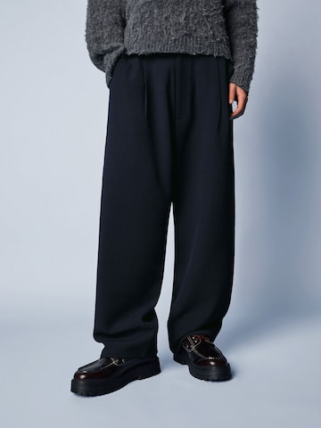 Bershka Baggy Pleat-Front Pants in Blue: front