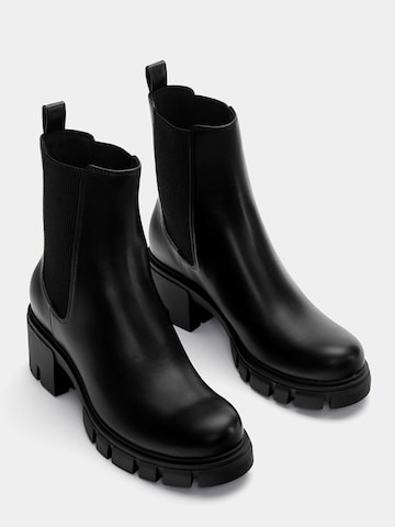 Ghete chelsea de la Pull&Bear pe negru