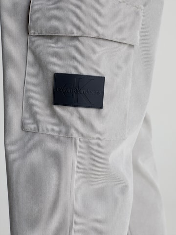 Calvin Klein Jeans - Loosefit Pantalón cargo en gris