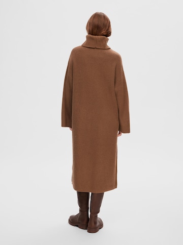 SELECTED FEMME - Vestido de punto en marrón