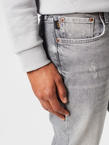 Coupe slim Jean 'TAPER' Superdry en gris