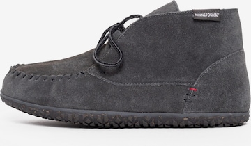 pilka Minnetonka Auliniai batai su raišteliais 'Torrey': priekis