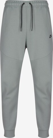 Tapered Pantaloni sportivi di Nike Sportswear in verde: frontale