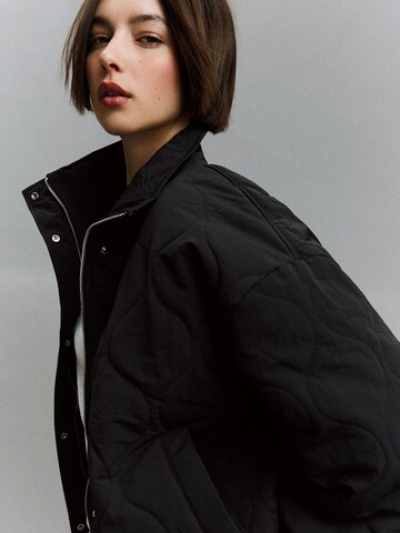 Veste mi-saison Bershka en noir