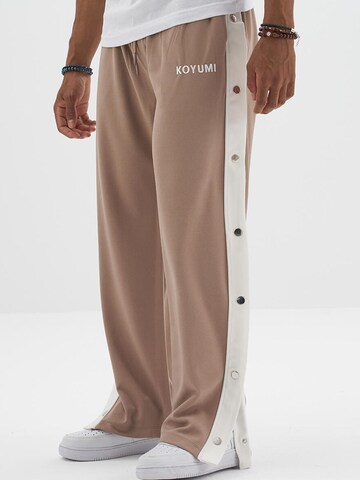 Koyumi Regular Sporthose 'Druckknöpfen  mit weißen Streifen' in Beige