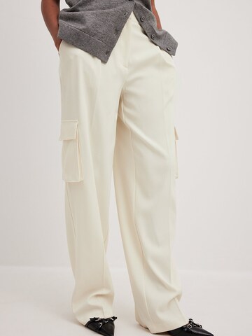 NA-KD Loose fit Cargo Pants in White: front