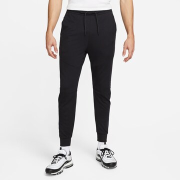 Nike Sportswear - Tapered Pantalón 'Tech Essentials' en negro: frente