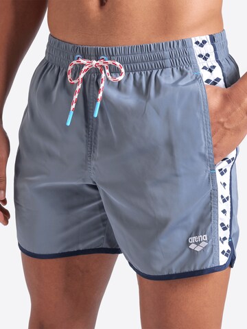 Pantaloncini da bagno 'TEAM STRIPE' di ARENA in grigio: frontale