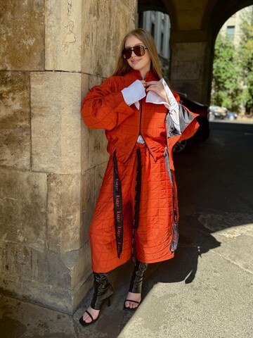 IUnique Übergangsjacke 'IUnique Terracotta Quilted Short Jacket with Belt'‌‌‌ in Rot