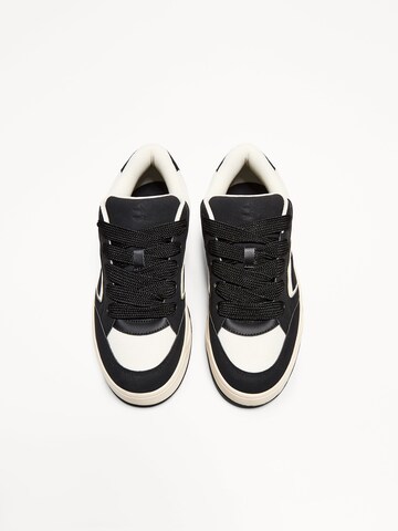 Sneaker bassa di Bershka in nero