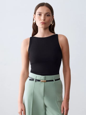Dilvin Top in Black: front