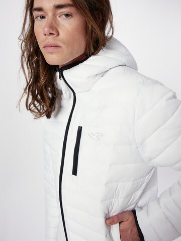 HOLLISTER Prehodna jakna | bela barva