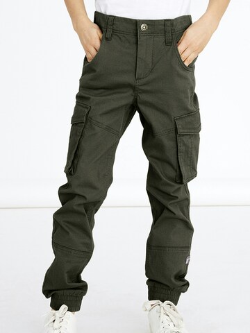 NAME IT Tapered Pants in Green: front
