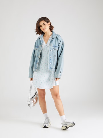 Rochie de la Monki pe albastru