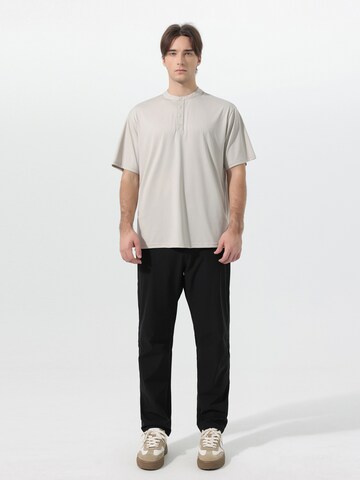 YOUTHUP Shirt 'Leibfrei' in Grey: front