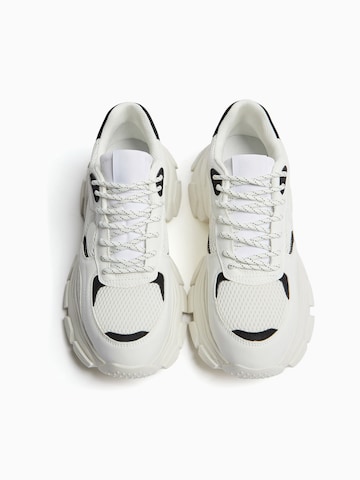 Baskets basses Bershka en blanc