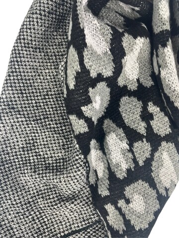 Kumixi Oversized Scarf 'Leo' in Black