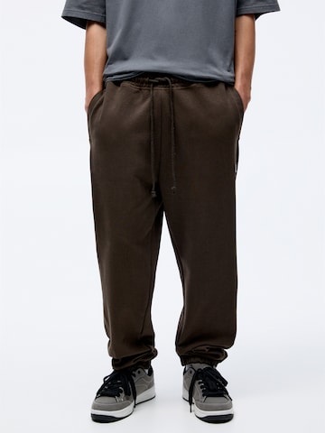 Pull&Bear Tapered Pants in Brown: front