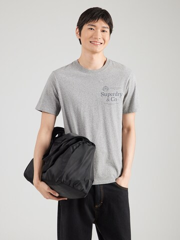 Superdry & Co Футболка '1954 COMPANY' в Серый: спереди