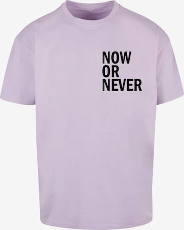 Merchcode Shirt 'Now Or Never' in Lila: voorkant