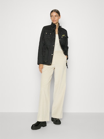 Barbour International Φθινοπωρινό και ανοιξιάτικο μπουφάν σε μαύρο