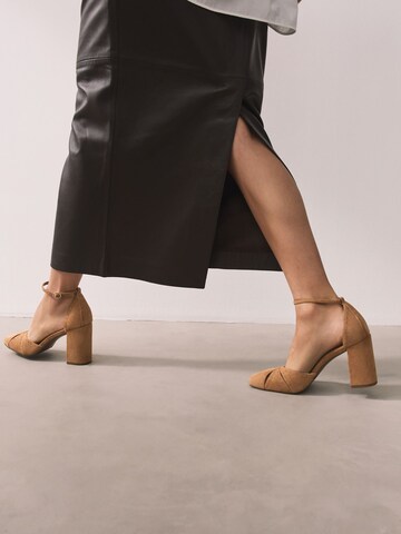 Next Pántos szandál - bézs