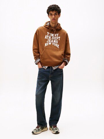 Tommy Jeans Tréning póló '90S VARSITY' - barna: hátul