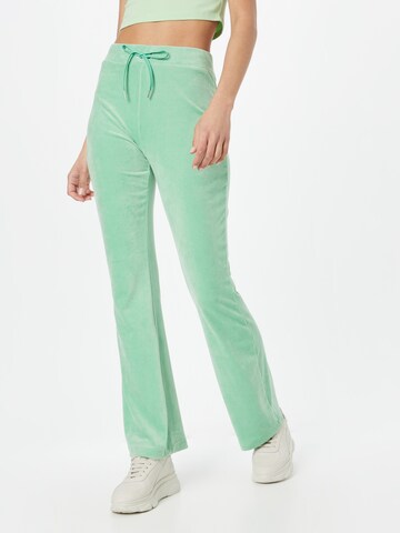 Gina Tricot Rozkloszowany krój Spodnie 'Melinda' w kolorze zielony: przód