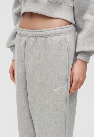 Nike Sportswear Tapered Housut 'Studio' värissä harmaa