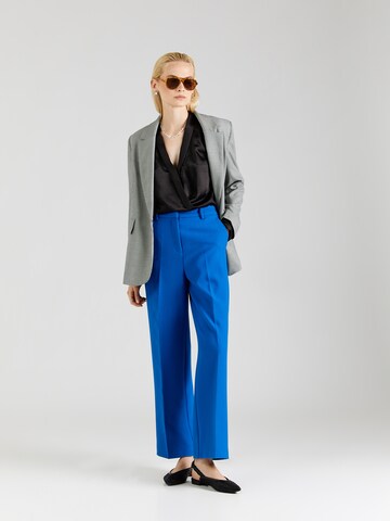 Wide leg Pantaloni con piega frontale 'YASLIKKA' di YAS in blu