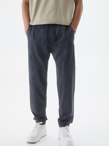 Pull&Bear Tapered Housut värissä harmaa: edessä