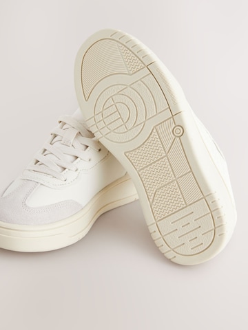 Baskets Next en blanc