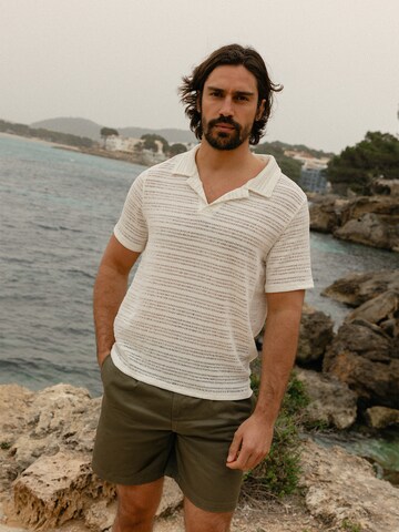 DAN FOX APPAREL Μπλουζάκι 'Jon' σε λευκό