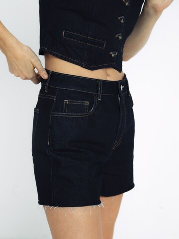 ABOUT YOU x Toni Garrn Regular Shorts 'Theres' in Blau