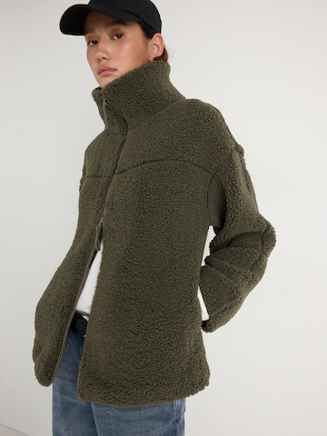 Gina Tricot Jopa iz flisa 'Pile' | rjava barva: sprednja stran