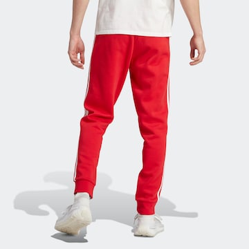 ADIDAS ORIGINALS Slimfit Kalhoty 'Adicolor Classics' – červená