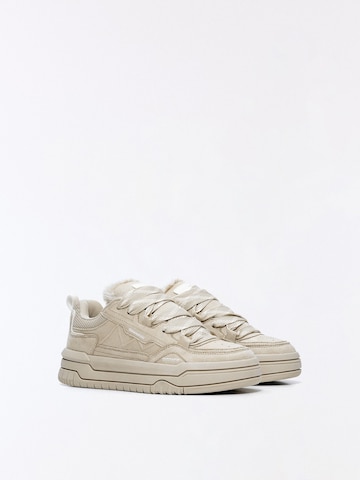 Bershka Låg sneaker i beige: framsida