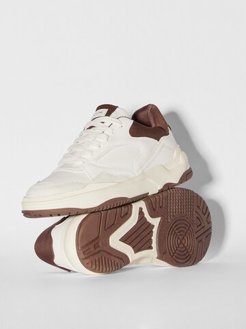Bershka Sneaker in Beige